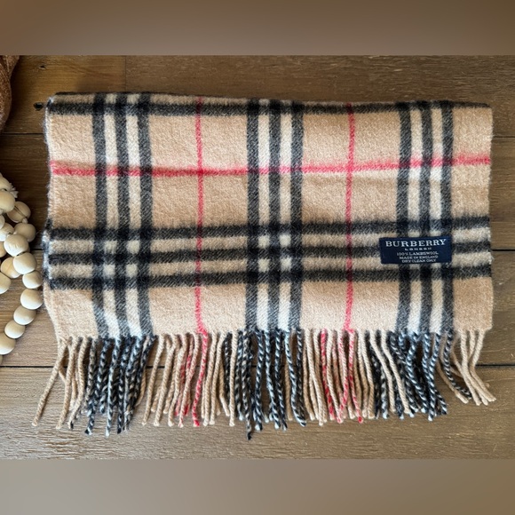 BURBERRY London Scarf in Traditional Novacheck Colorway. Excellent condition. - Picture 6 of 8